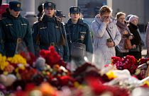 نصب تذكاري مؤقت لمكان الهجوم على حفل موسيقي في موسكو، روسيا