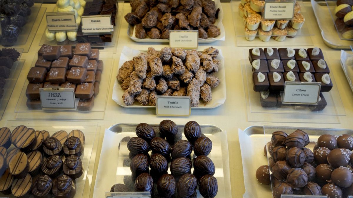 Des chocolats belges de luxe faits à la main sont exposés dans la chocolaterie Sandrine de Niaz Mardan, dans le sud-ouest de Londres, le jeudi 21 mars 2024.