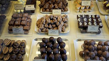Chocolates belgas de lujo hechos a mano se muestran en Sandrine una tienda de chocolate propiedad de Niaz Mardan, en el suroeste de Londres, el jueves 21 de marzo de 2024.