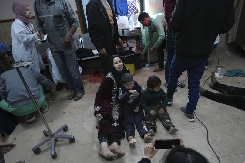 İsrail saldırılarında yaralanan Filistinliler, Aksa Hastanesi'nde tedavi için beklerken