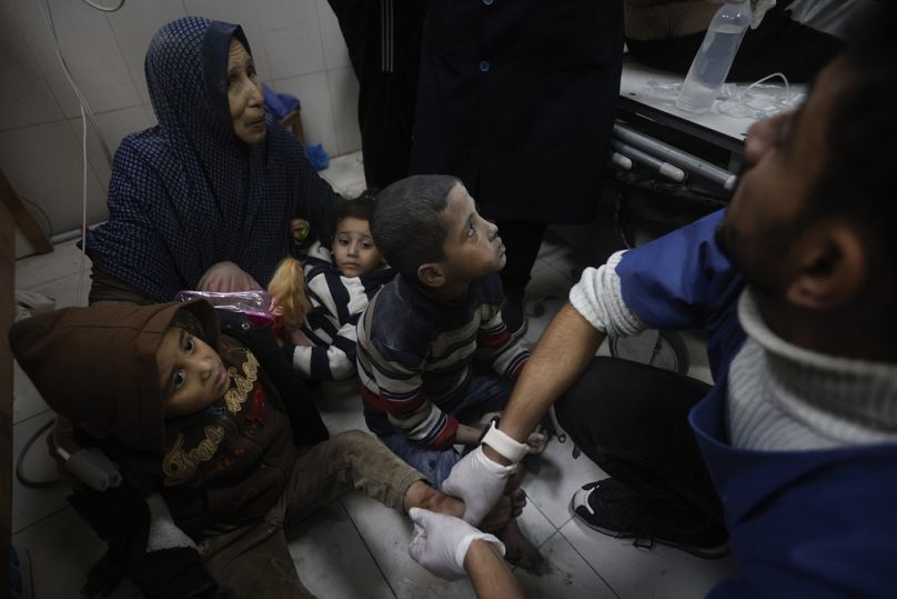 Gazze'deki işlevsel haldeki hastanelerde yer olmadığı için çoğu kişi, hastane zemininde tedavi oluyor.