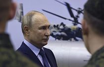 Vlagyimir Putyin egy orosz légibázison március 27-én