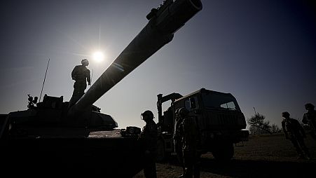 Militari vicino a un tank