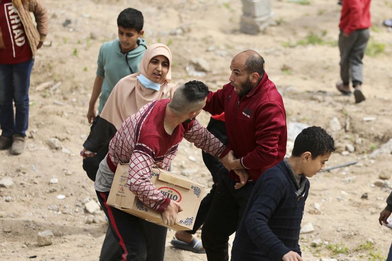 Gazze'ye havadan yapılan gıda yardımlarının alımı sırasında sık sık kavgalar yaşanıyor
