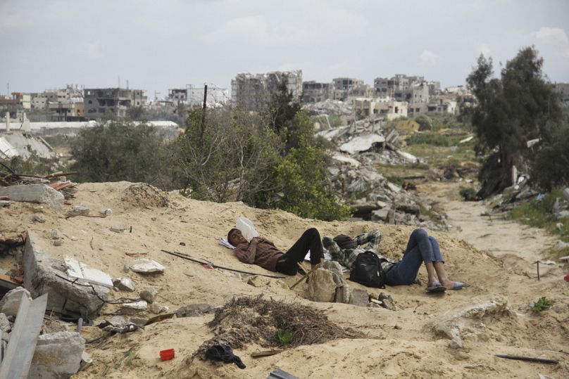 Gazze'ye havadan atılacak insani yardımları bekleyen vatandaşlar