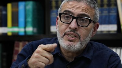 غسان أبو ستة، جراح التجميل الفلسطيني البريطاني خلال مقابلة مع وكالة أسوشيتد برس في مؤسسة الدراسات الفلسطينية في بيروت، لبنان