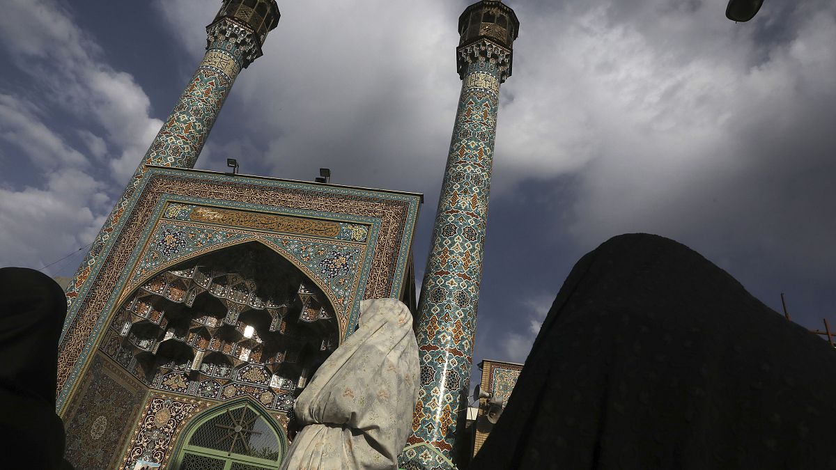 يستعد المصلون لأداء صلاة عيد الفطر بمناسبة نهاية شهر رمضان الإسلامي، خارج مسجد في طهران، إيران، الأحد، 24 مايو 2020.