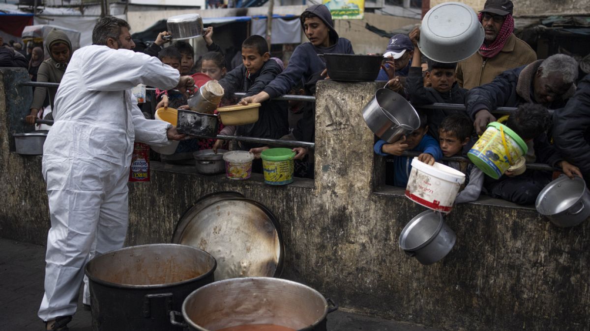 Essensverteilung im Gazastreifen, wo die meisten Menschen Hunger leiden
