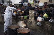 Palestinianos aguardam por comida
