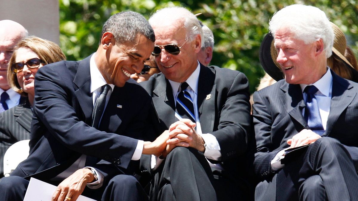 جو بایدن رئیس جمهوری ایالات متحده در کنار  باراک اوباما و بیل کلینتون روسای جمهور پیشین آمریکا