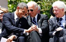 جو بایدن رئیس جمهوری ایالات متحده در کنار  باراک اوباما و بیل کلینتون روسای جمهور پیشین آمریکا