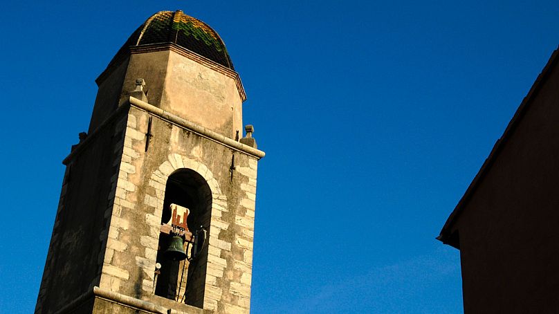 Ein Kirchturm in St Tropez, Frankreich