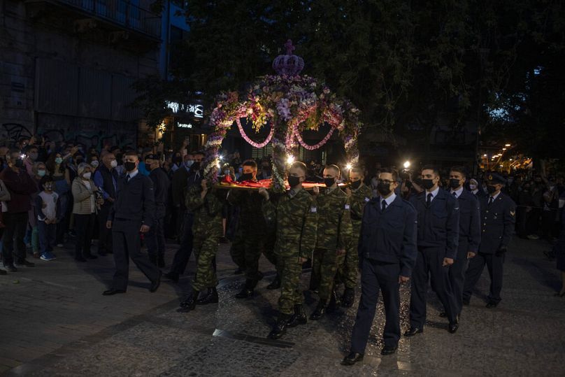 Des soldats grecs portent l'épitaphe lors d'une procession du Vendredi saint devant la cathédrale orthodoxe d'Athènes, le vendredi 30 avril 2021.