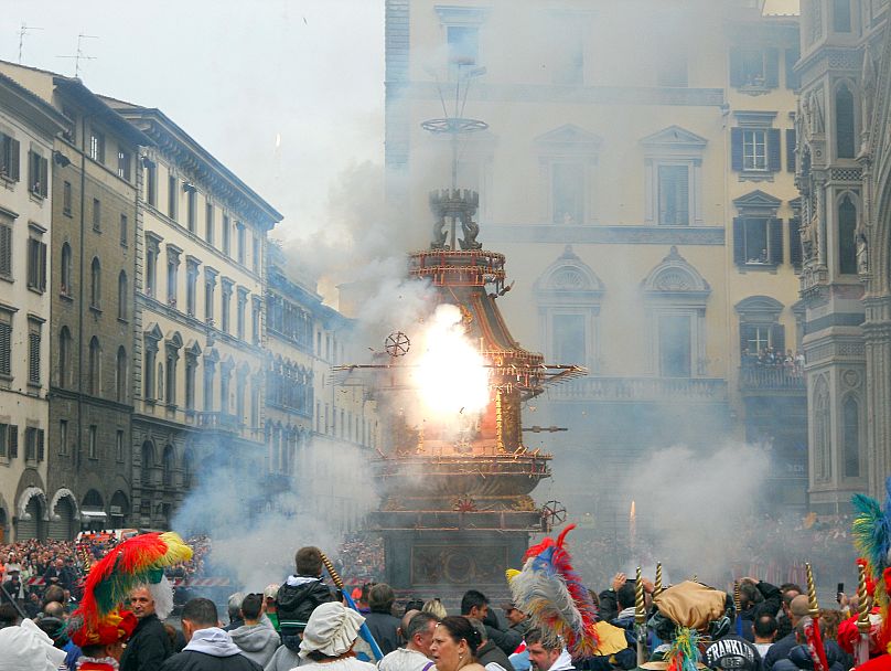 Ein mit Feuerwerkskörpern beladener Wagen wird in Florenz 2010 traditionell gezündet (Scoppio del Carro)