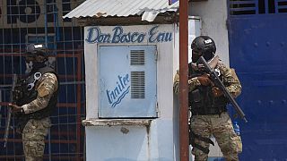 Haiti'de çetelere yönelik düzenlenen operasyonda müdahale için bekleyen polis memurları