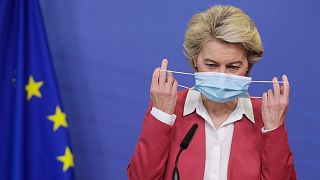 La Presidente della Commissione europea Ursula von der Leyen si toglie la maschera protettiva per rilasciare una dichiarazione presso la sede dell'UE a Bruxelles, luglio 2021.