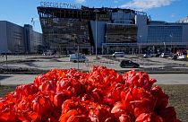 Moskova yakınlarındaki Crocus City Hall konser salonundaki saldırıda ölenleri anmak için bırakılan çiçekler