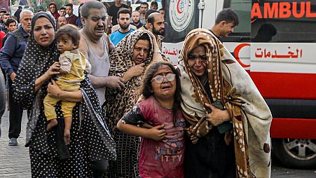 İsrail'in Gazze kentine düzenlediği hava saldırılarının ardından Şifa Hastanesi'ne götürülen  yaralı Filistinliler / Arşiv
