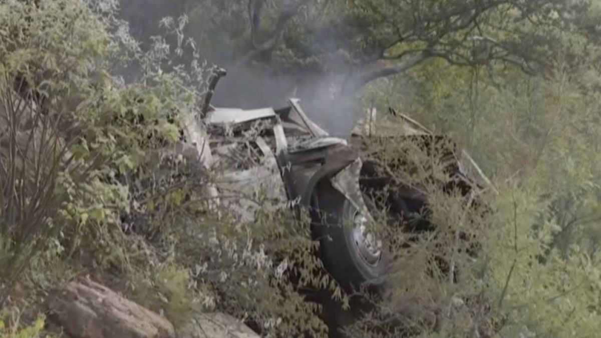 Um autocarro que transportava fiéis para uma festa de Páscoa caiu de uma ponte numa passagem de montanha e incendiou-se em Limpopo, na África do Sul,