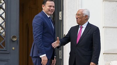 El primer ministro Antonio Costa, a la derecha, da la bienvenida a Luis Montenegro, líder del Partido Socialdemócrata en Lisboa, Portugal, el 27 de marzo de 2024