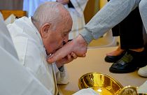 Papa Francis, Kutsal Perşembe ritüelinde kadınların ayaklarını yıkadı ve öptü