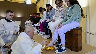 Imagen del acto en el que el Papa Francisco lava, seca y besa los pies a 12 reclusas de la cárcel de Rebibbia, en Roma, el Jueves Santo, 28 de marzo de 2024.