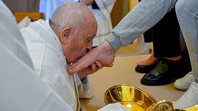 Papa Francis, Kutsal Perşembe ritüelinde kadınların ayaklarını yıkadı ve öptü