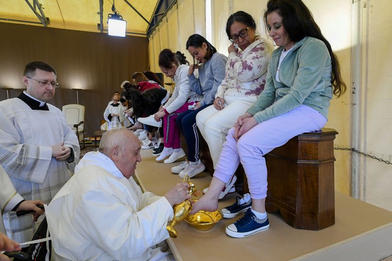 Kutsal Perşembe ritüeline kadınları ve diğer inançtan insanları da katan Papa Francis, Vatikan için bu ritüelde bir devrim yarattı