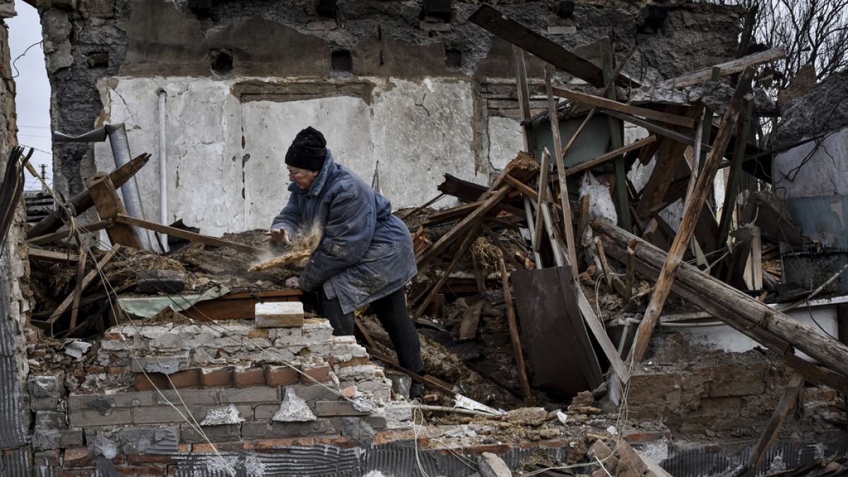 Imagen de una ciudadana ucraniana, delante de su casa, que ha sido destruida por un ataque de Rusia con drones, un barrio residencial de Zaporiyia.