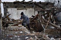 Imagen de una ciudadana ucraniana, delante de su casa, que ha sido destruida por un ataque de Rusia con drones, un barrio residencial de Zaporiyia.