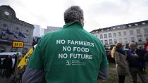 Un agricoltore indossa una maglietta con un messaggio durante una manifestazione di agricoltori francesi e belgi davanti al Parlamento europeo a Bruxelles, il 24 gennaio.