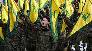مقاتلو حزب الله يحضرون جنازة وسام الطويل في قرية خربة سلم بجنوب لبنان، 9 يناير 2024