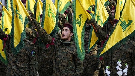 مقاتلو حزب الله يحضرون جنازة وسام الطويل في قرية خربة سلم بجنوب لبنان، 9 يناير 2024