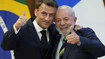 Il presidente francese Emmanuel Macron insieme a quello brasiliano Luiz Inacio Lula da Silva