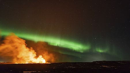 Nordlichter tanzen über dem Vulkan bei Grindavik, 28. März 2024