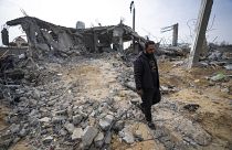 فلسطيني يمشي على أنقاض منزله المدمر جراء قصف إسرائيلي في رفح - غزة. 2024/03/26