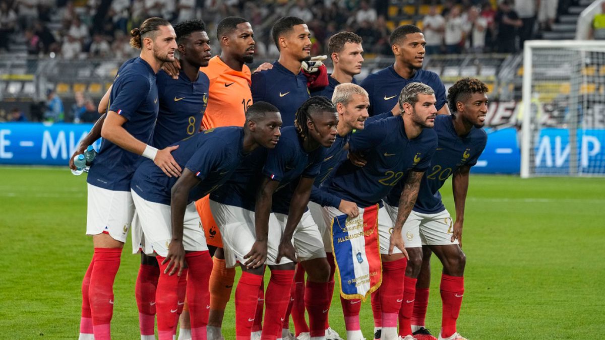 Almanya ile Fransa arasında oynanacak dostluk maçı öncesi poz veren Fransız oyuncular (arşiv)