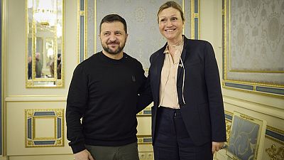 El presidente ucraniano Volodímir Zelenski y la presidenta de la Asamblea Nacional francesa, Yael Braun-Pivet, en Kiev, Ucrania, el 28 de marzo de 2024.