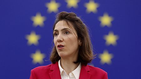 La francesa Valerie Hayer, jefa del partido presidencial francés Renew para las próximas Elecciones Europeas, pronuncia su discurso el martes 12 de marzo de 2024.