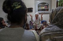 Keşmirli bir transseksüel guru olan Nadira Haji, Keşmir'in Srinagar kentinde topluluk üyelerinin özel bir buluşması sırasında konuşuyor