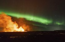 أضواء الشفق القطبي وحمم بركان أيسلندا