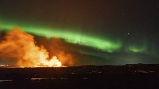 أضواء الشفق القطبي وحمم بركان أيسلندا