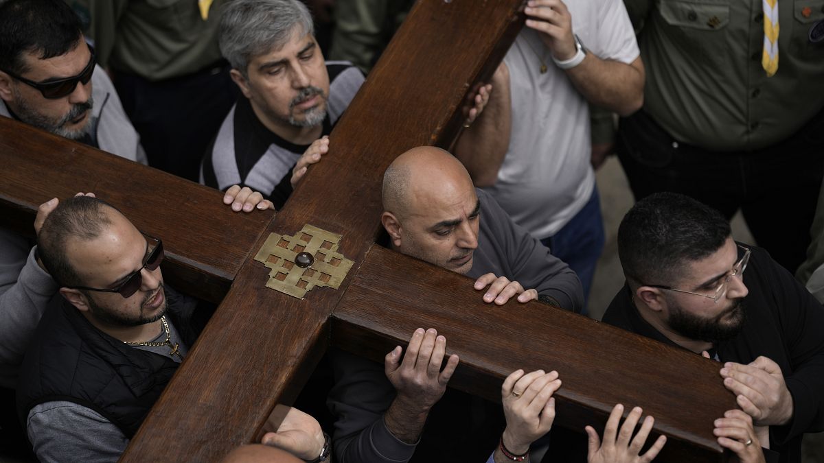 Христиане несут крест в религиозной процессии по Иерусалиму в Израиле, 29 марта 2024.