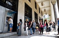 Yunanistan'ın Selanik kentinde ATM'den para çekmek için sırada bekleyen vatandaşlar (arşiv)