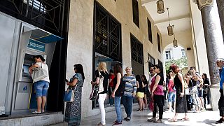 Yunanistan'ın Selanik kentinde ATM'den para çekmek için sırada bekleyen vatandaşlar (arşiv)