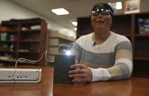 Minh Ha, Manager für Hilfsmittel an der Perkins School for the Blind, probiert zum ersten Mal ein LightSound-Gerät aus.
