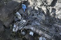  حطام الحافلة بعد يوم من سقوطها من جسر على ممر جبل مماماتلاكالا بين موكوباني وماركين، جنوب إفريقيا، 29 مارس 2024.