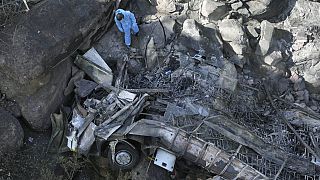  حطام الحافلة بعد يوم من سقوطها من جسر على ممر جبل مماماتلاكالا بين موكوباني وماركين، جنوب إفريقيا، 29 مارس 2024.