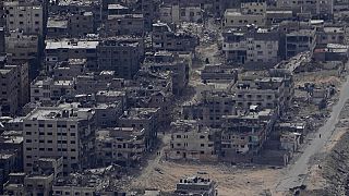 Los edificios destruidos en la Franja de Gaza se ven a través de la ventana de un avión C-17 de la Fuerza Aérea de EE. UU., el viernes 29 de marzo de 2024.