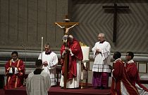 Ferenc pápa (középen) a nagypénteki szentmisén 2024.03.29-én.
